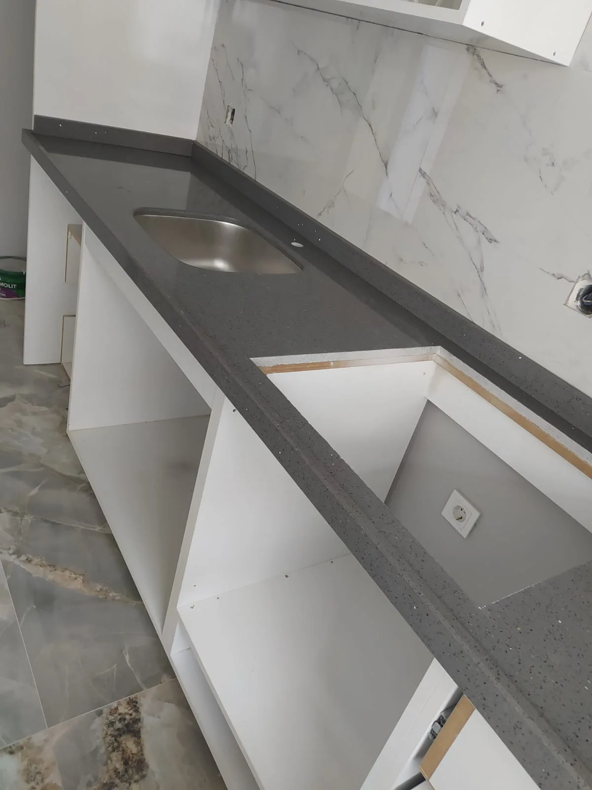 Antrasit kuvars mutfak tezgahı lavabo montajı