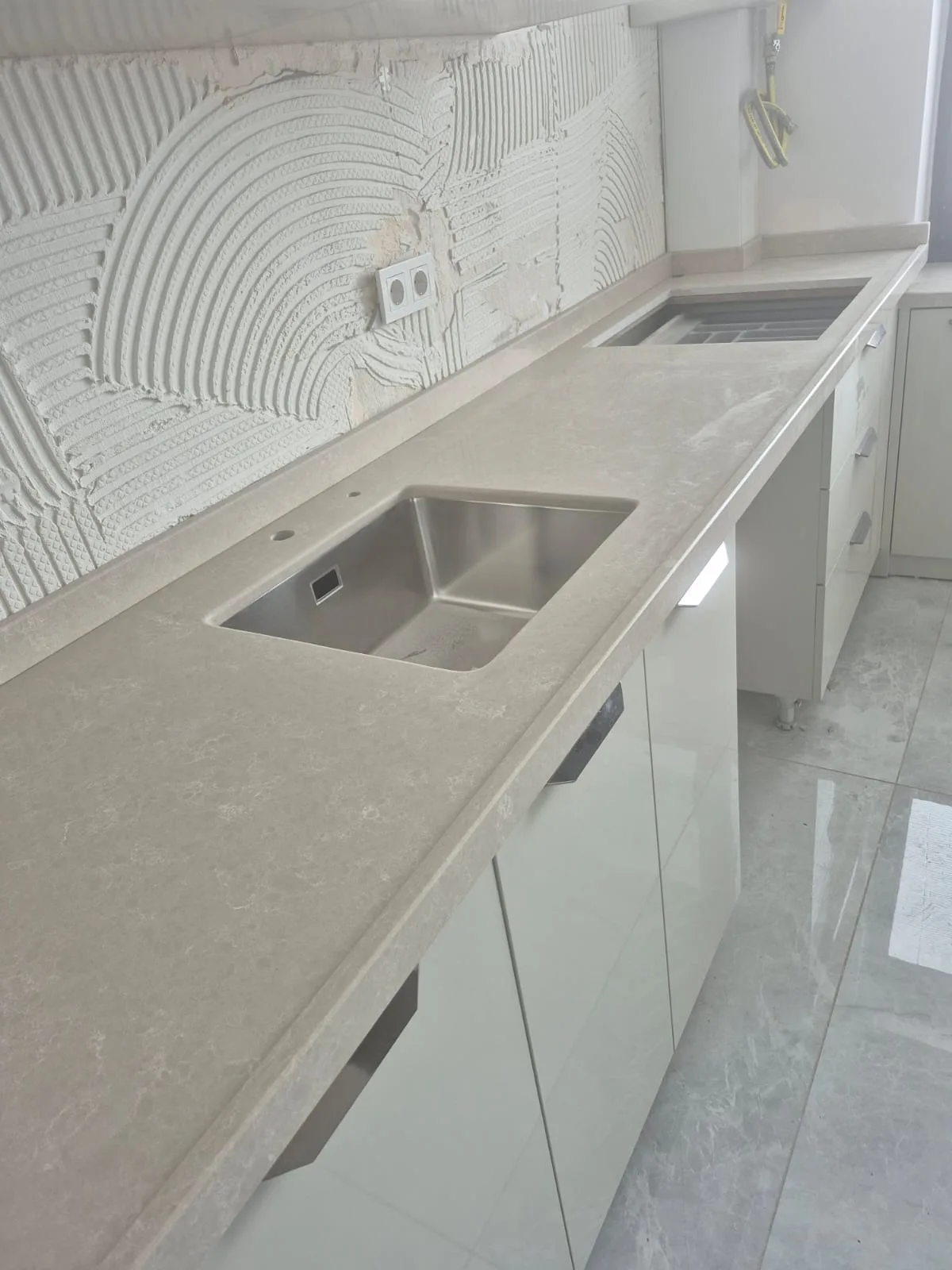 Bej kuvars tezgah ankastre ve lavabo kesimi montajı