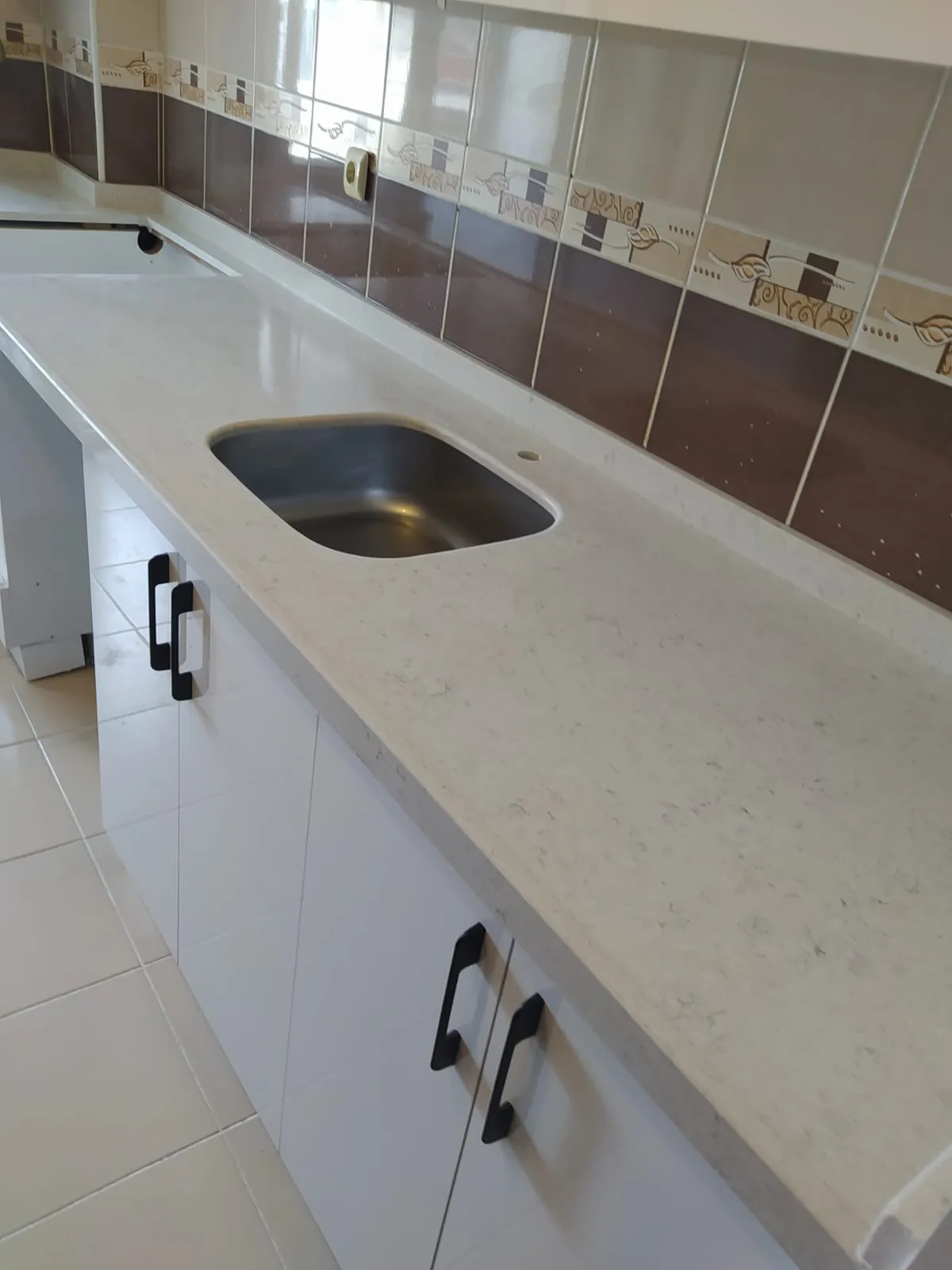 Bej mermer tezgah, evye ve klasik desenli mutfak – İstanbul granit & mermer tezgah