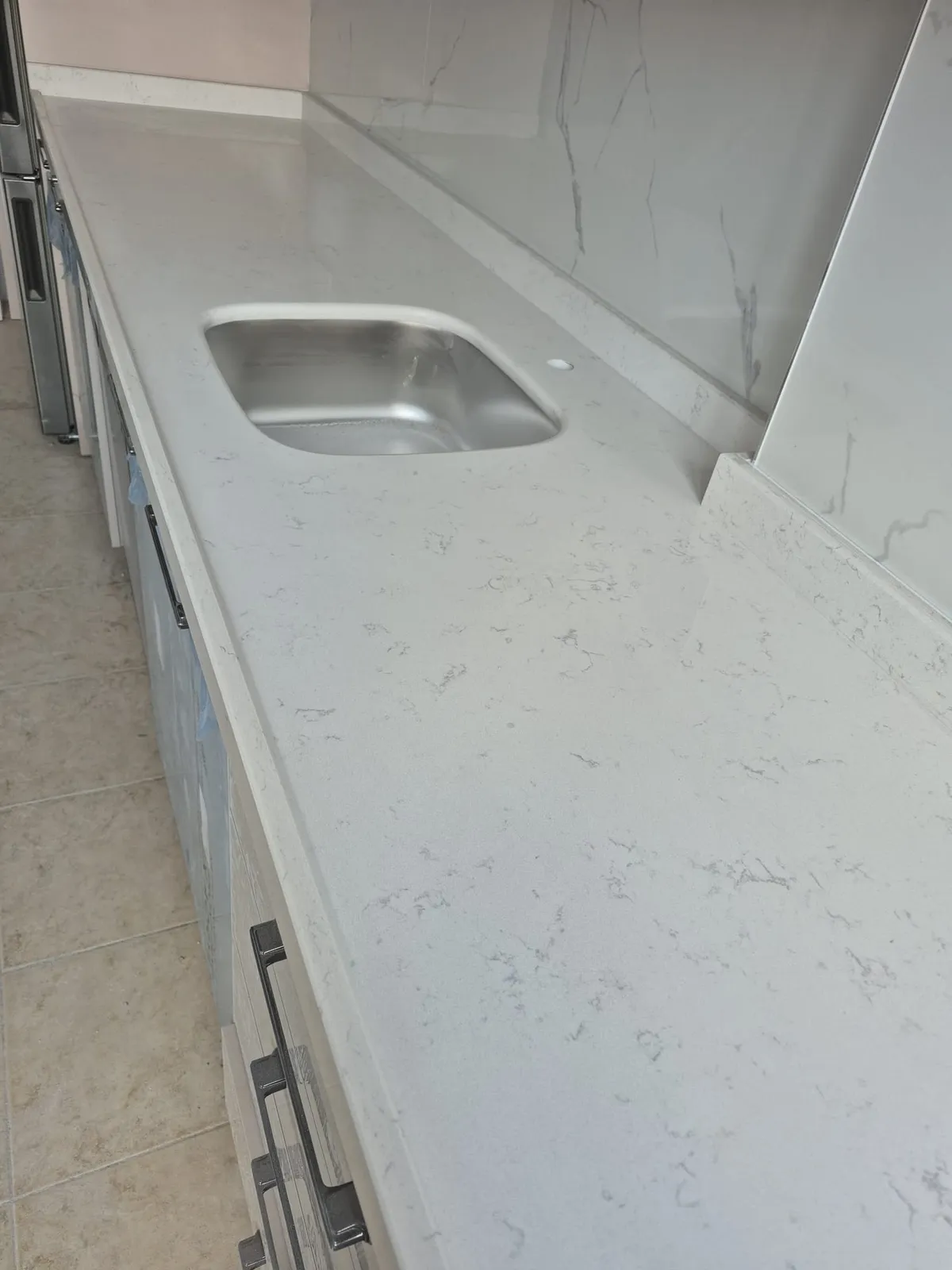 Beyaz Carrara desenli kuvars tezgah evye – İstanbul granit & mermer tezgah