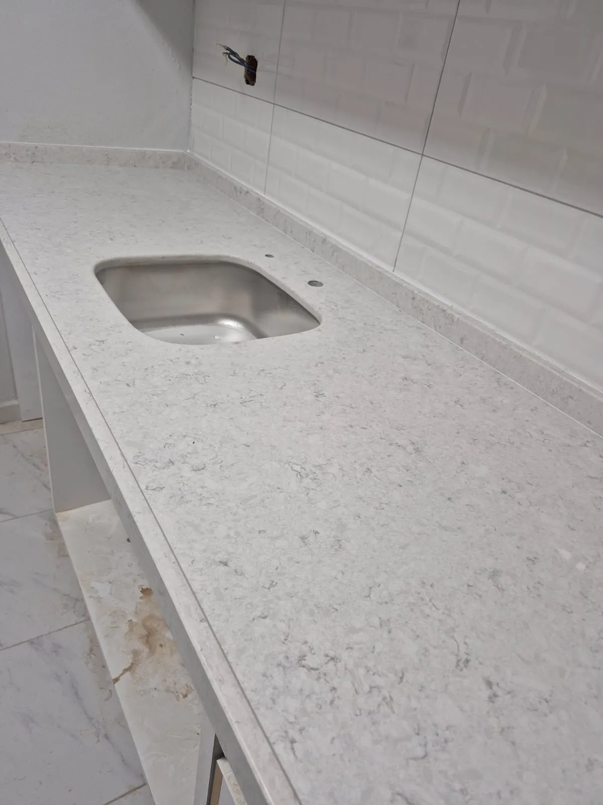 Beyaz Carrara kuvars tezgah evye – Bağcılar mermerci usta işçiliği