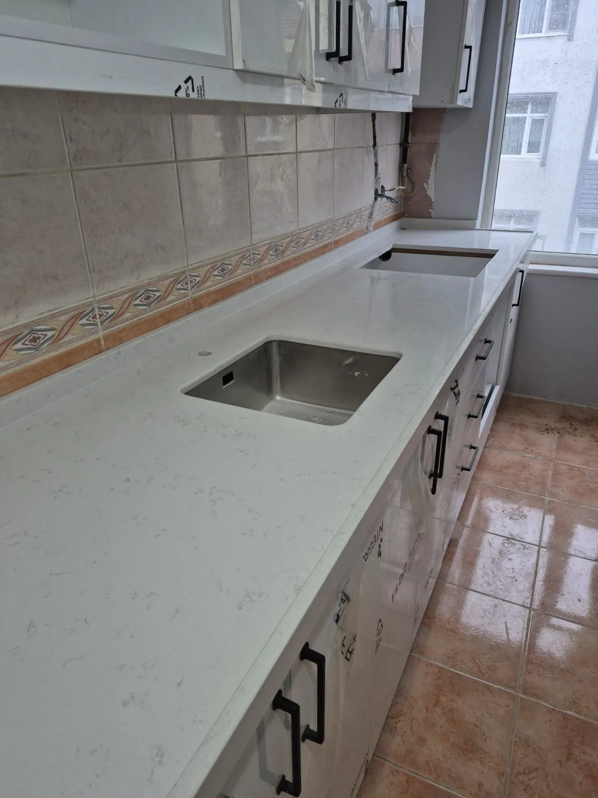 Beyaz kuvars mutfak tezgahı lavabo köşe montajı