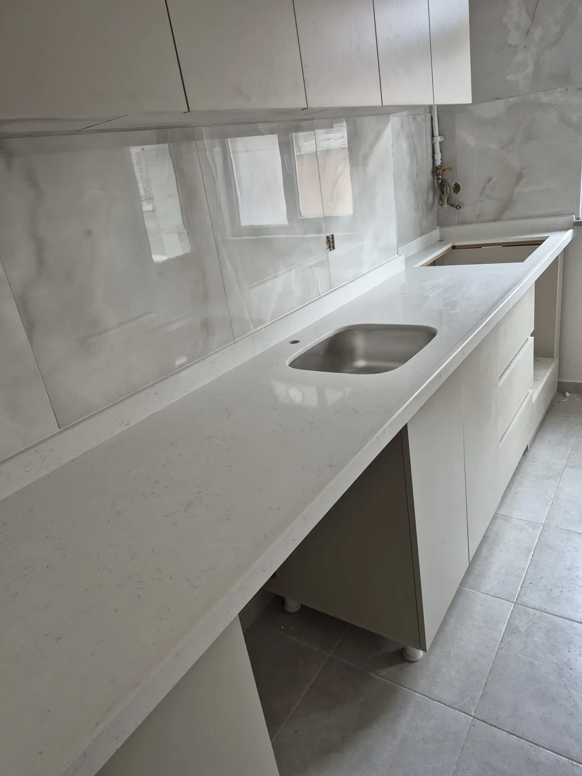 Beyaz kuvars mutfak tezgahı lavabo montajı yan görünüm