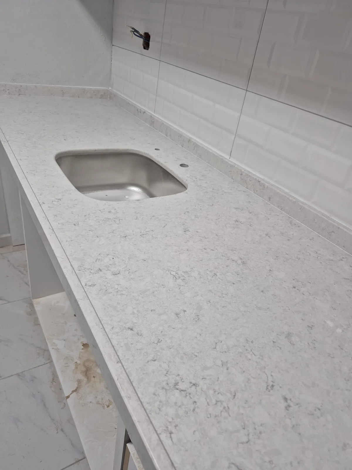 Beyaz kuvars mutfak tezgahı lavabo montajı