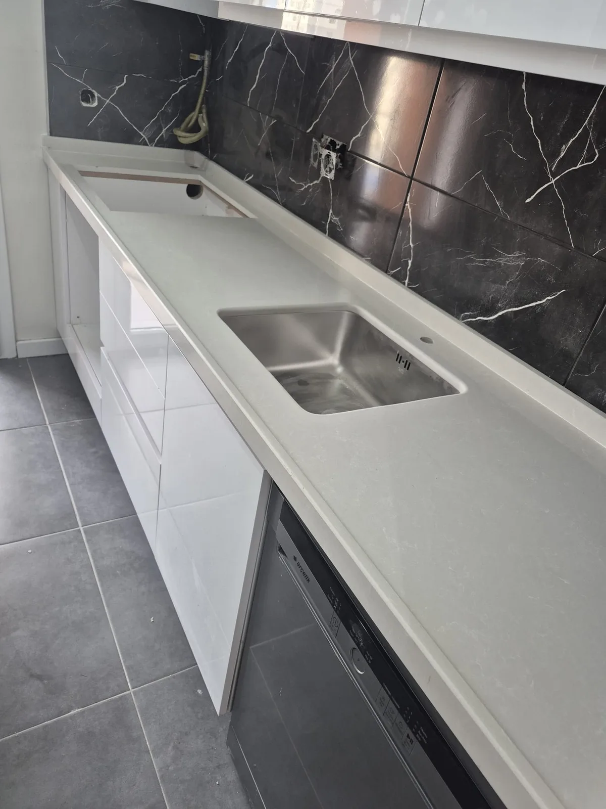 Beyaz kuvars tezgah bulaşık makinesi ve lavabo montajı
