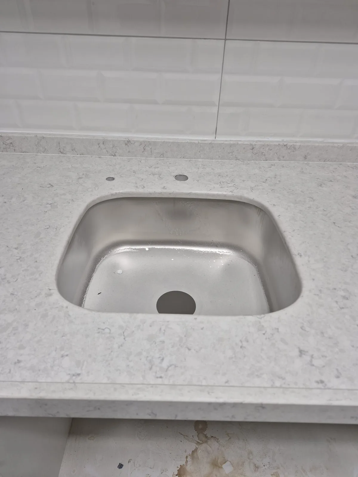 Beyaz kuvars tezgah lavabo kesimi montaj detayı