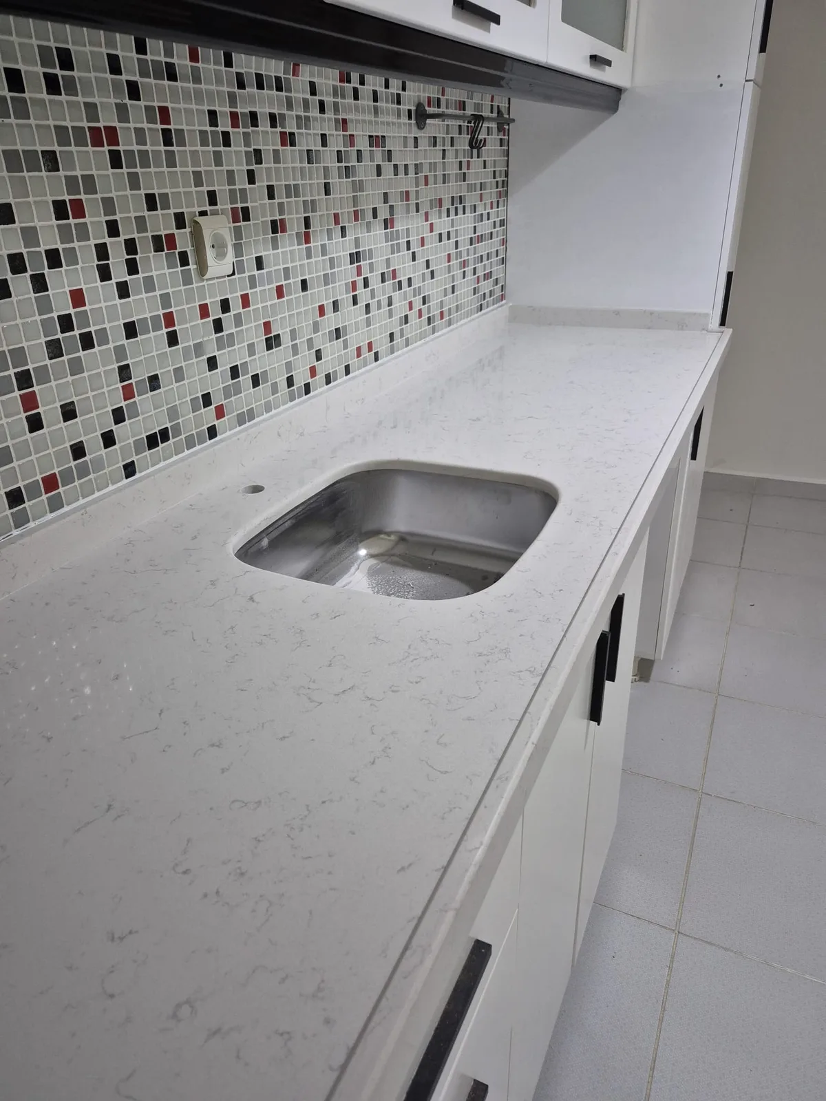 Beyaz kuvars tezgah mozaik fayans lavabo uygulaması