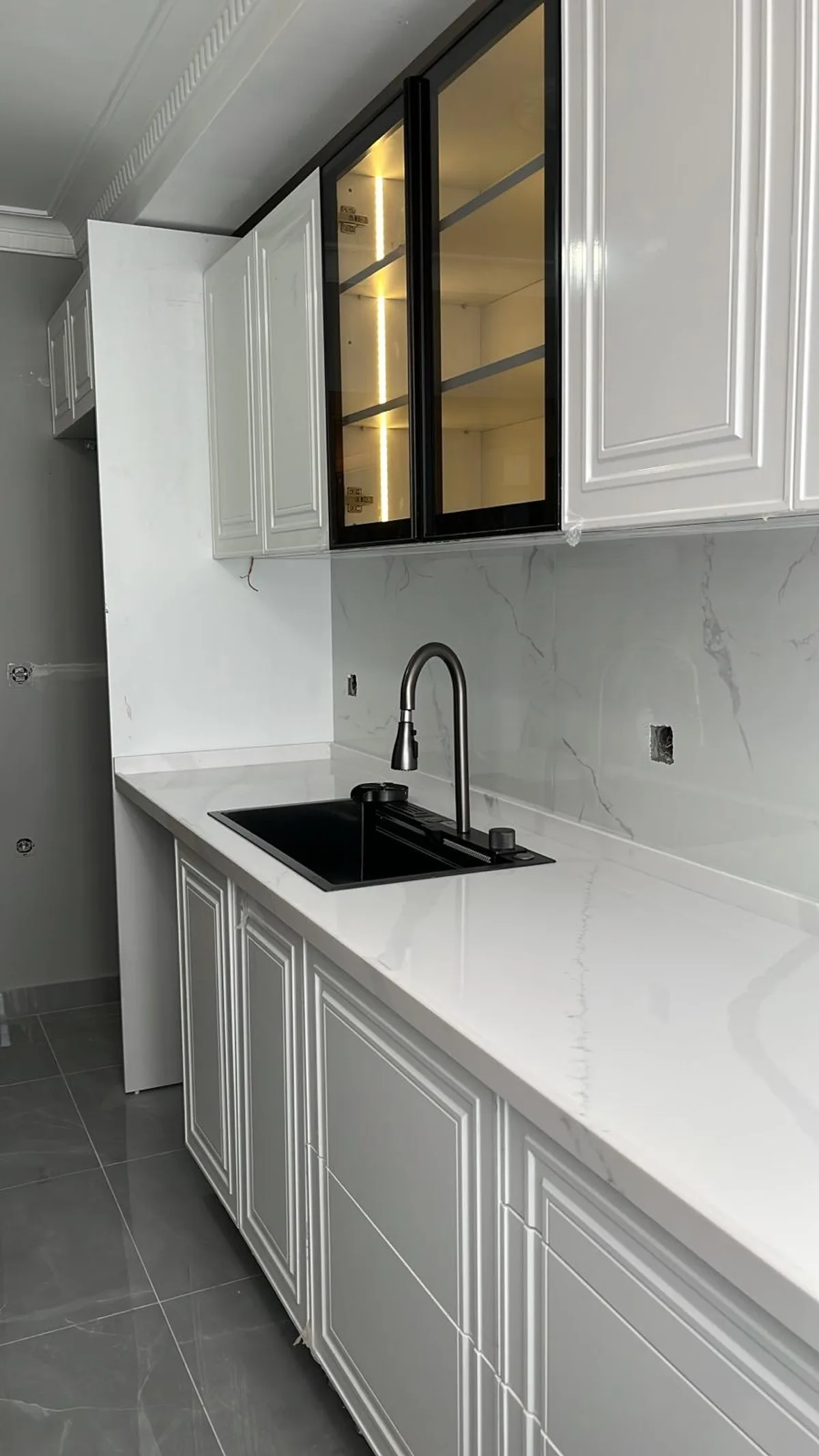 Beyaz kuvars tezgah siyah lavabo modern mutfak