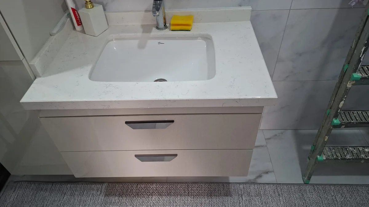 Beyaz mermer banyo tezgahı lavabo montajı