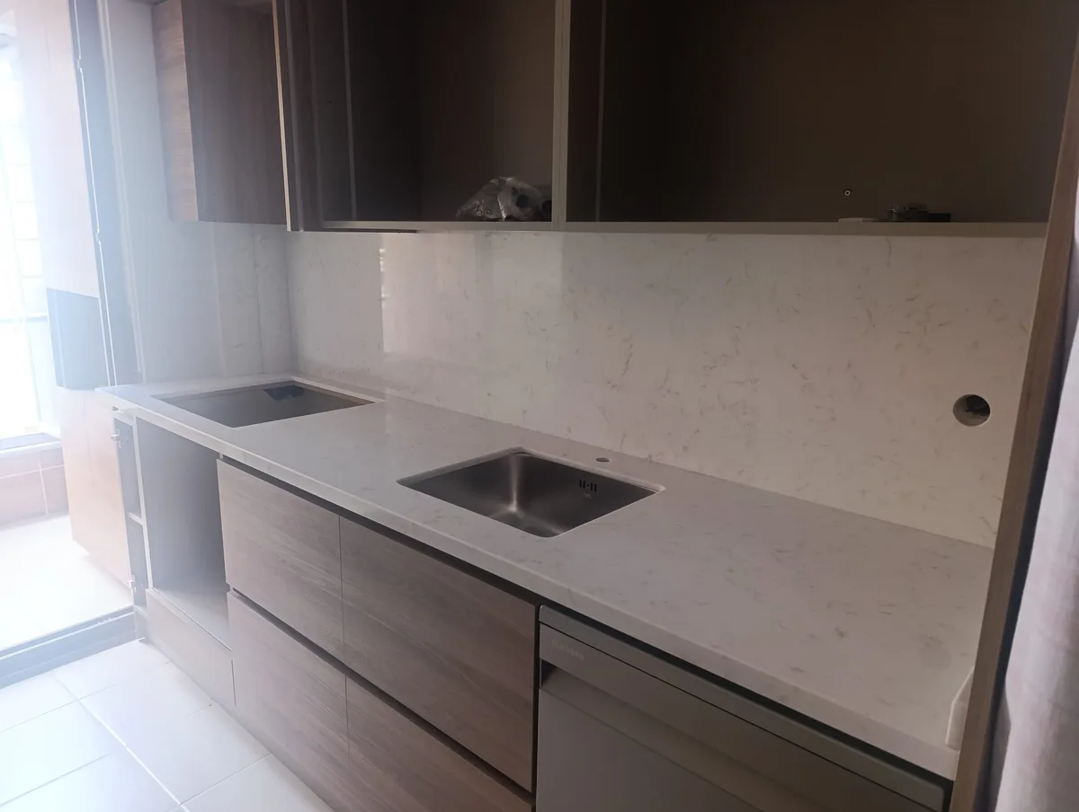 Beyaz mermer mutfak tezgahı modern ahşap dolap