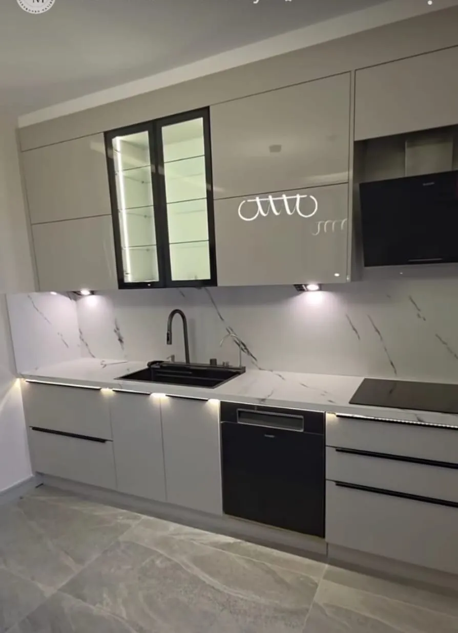 Beyaz mermer desenli mutfak tezgahı ve modern gri dolap – İstanbul mermer ustası