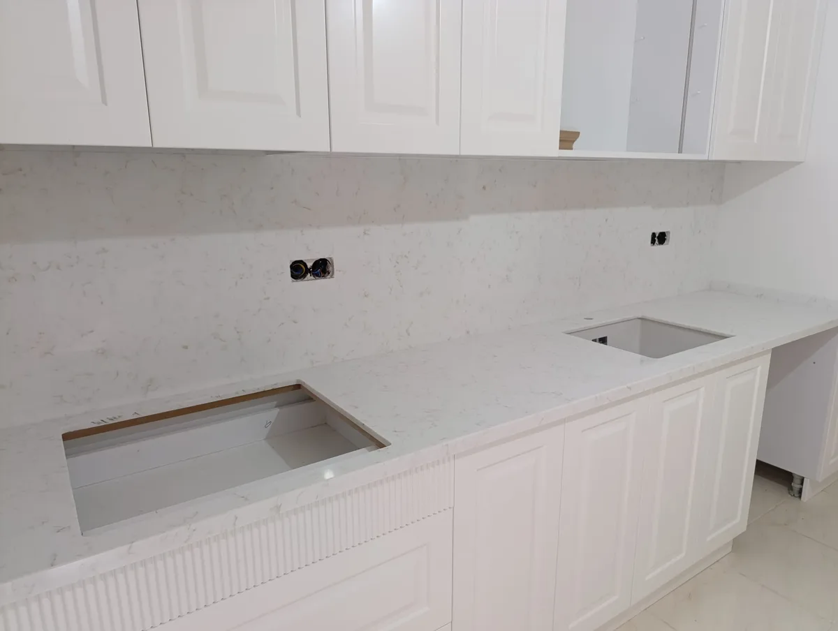 Beyaz mermer tezgah ankastre ve lavabo kesimi