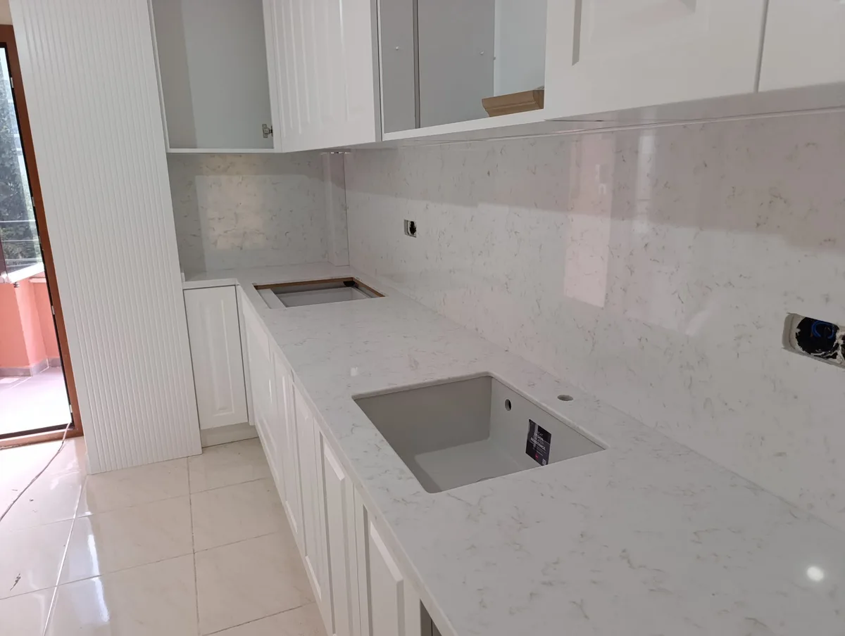 Beyaz mermer tezgah lavabo kesimi yan görünüm