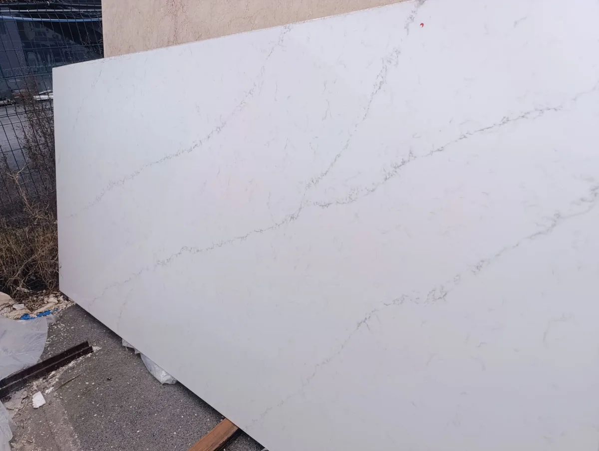 Çimstone beyaz damarlı plaka dış mekan görünümü
