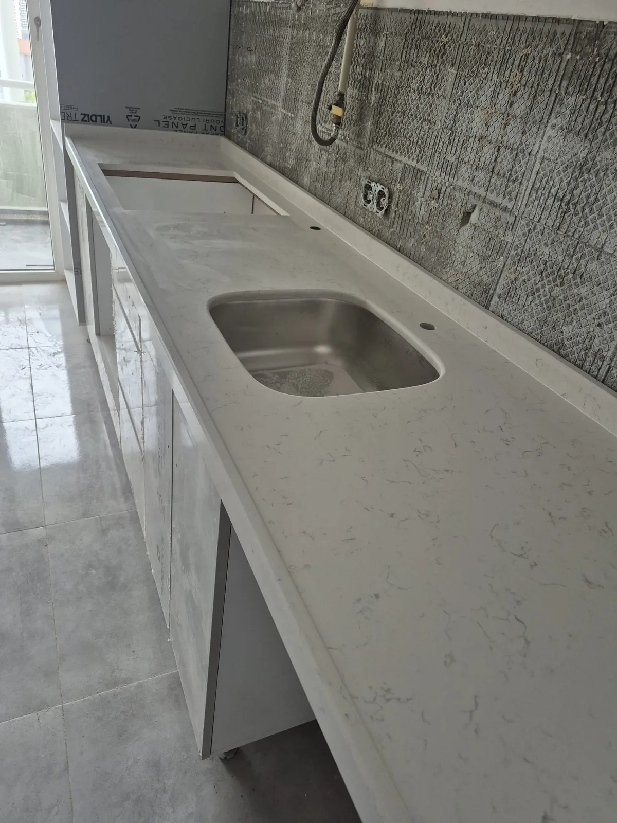 Çimstone beyaz plaka stok fabrika alanı
