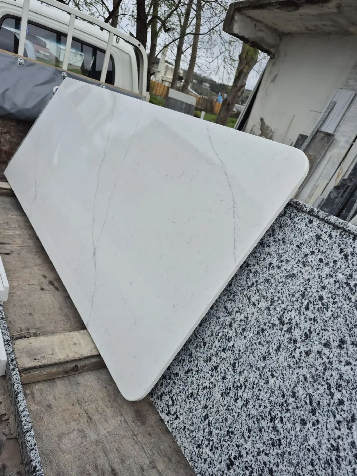 Çimstone beyaz Statuario tezgah plakası fabrikada