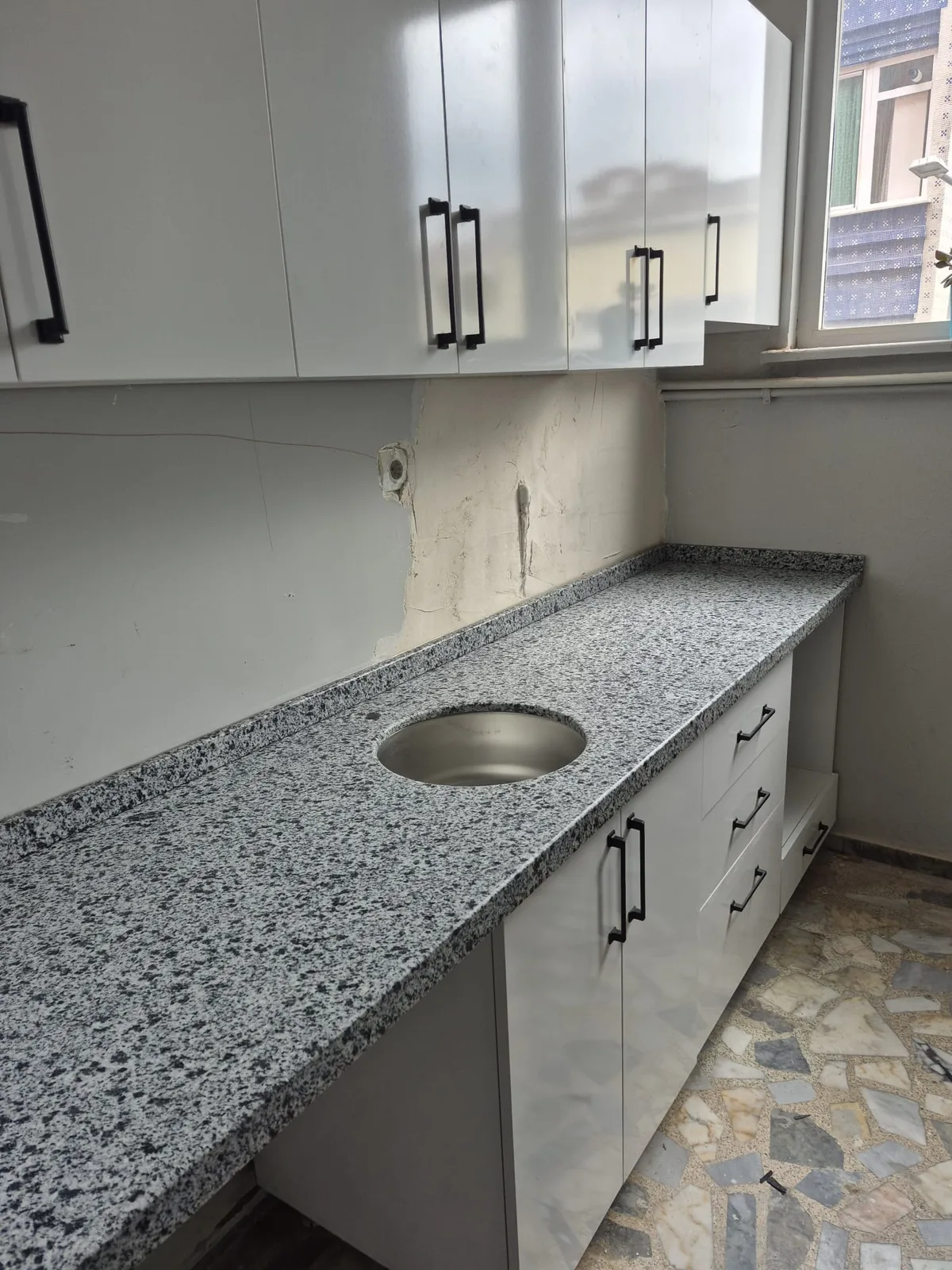 Granit mutfak tezgahı beyaz dolap lavabo montajı