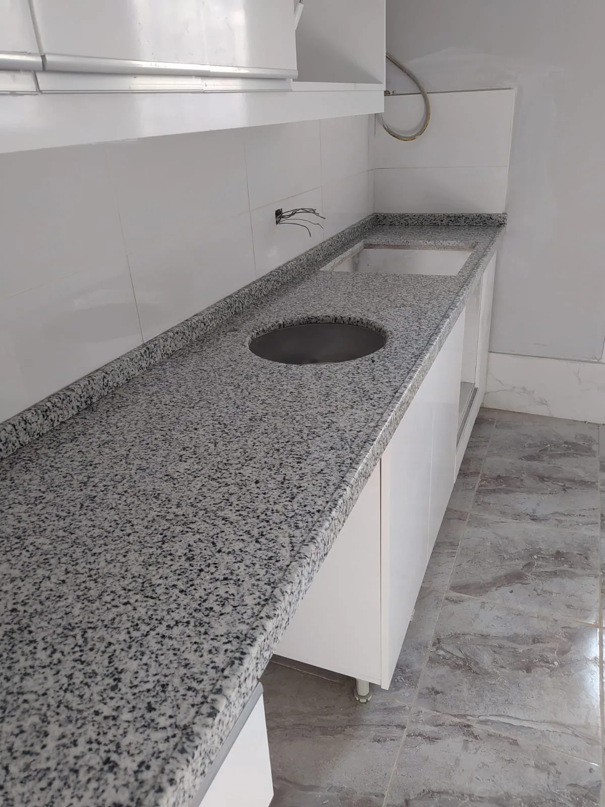 Granit mutfak tezgahı lavabo ve ankastre beyaz dolap