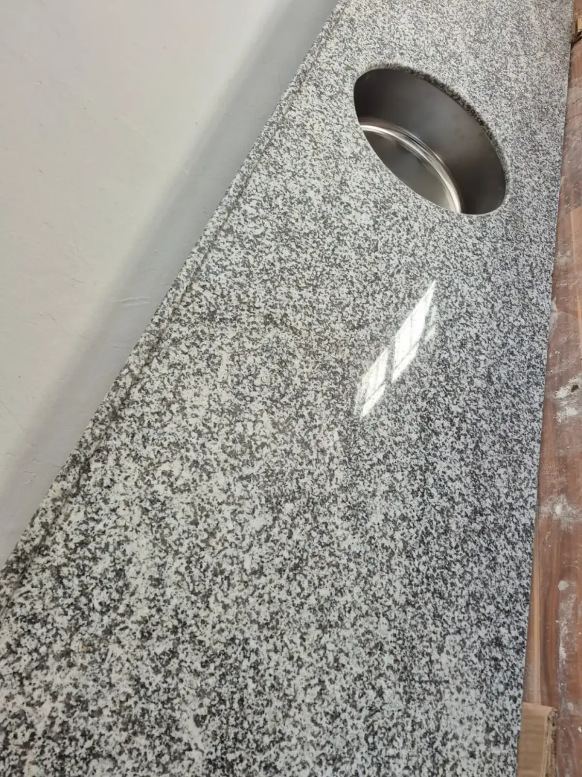 Granit mutfak tezgahı lavabo kesimi yakından görünüm