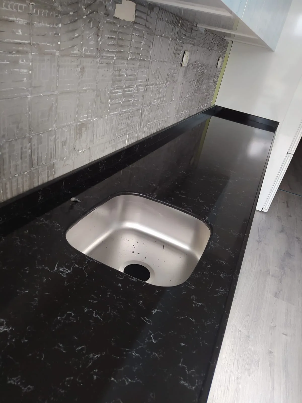 Siyah kuvars mutfak tezgahı lavabo montajı